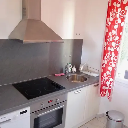 Sleeps 2 Air Con Wifi * كان
