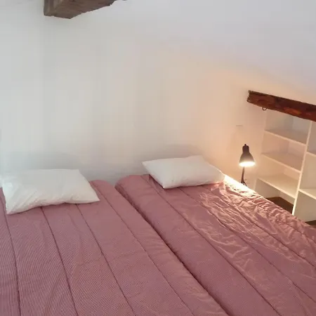 Sleeps 2 Air Con Wifi